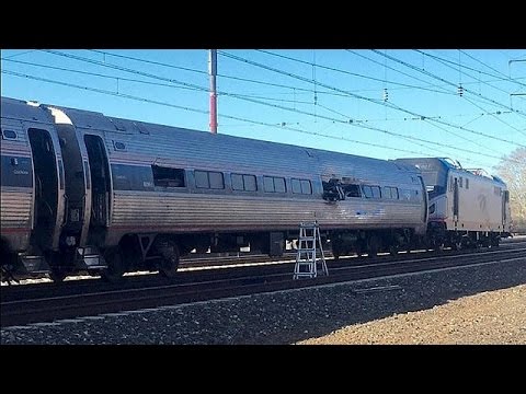 شاهد مقتل شخصين في حادث قطار في فيلادلفيا