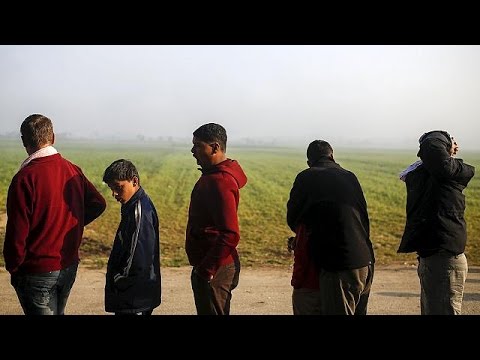 بالفيديو لاجئون ومهاجرون يواصلون رحلتهم نحو أوروبا