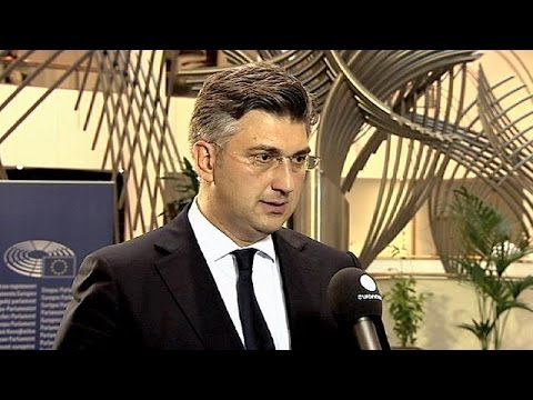 شاهد تظاهرات في ايسلندا للمطالبة باستقالة رئيس الوزراء