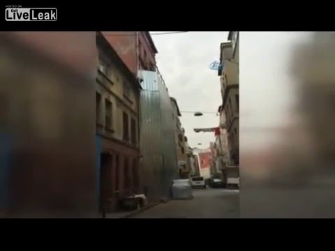 شاهد لحظة انهيار عقار سكنى من 4 طوابق فى تركيا