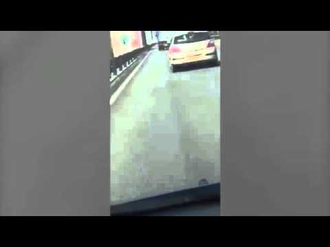 الرياح العاتية تتسبب فى انقلاب شاحنة على أحد الجسور بريطانيا