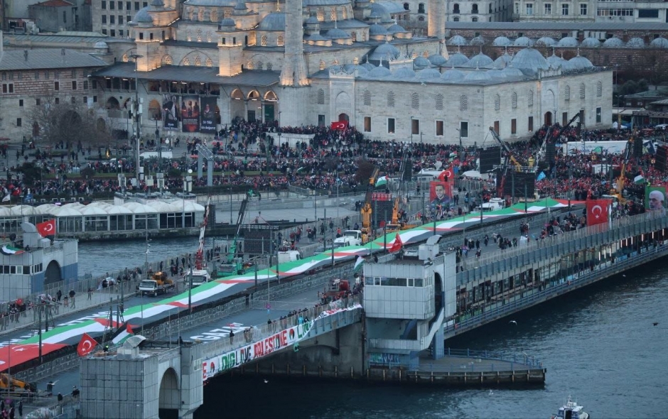 مئات الآلاف من الأتراك يخرجون في مظاهرة حاشدة فجر العام الجديد دعمًا لفلسطين ونصرة لغزة المحاصرة