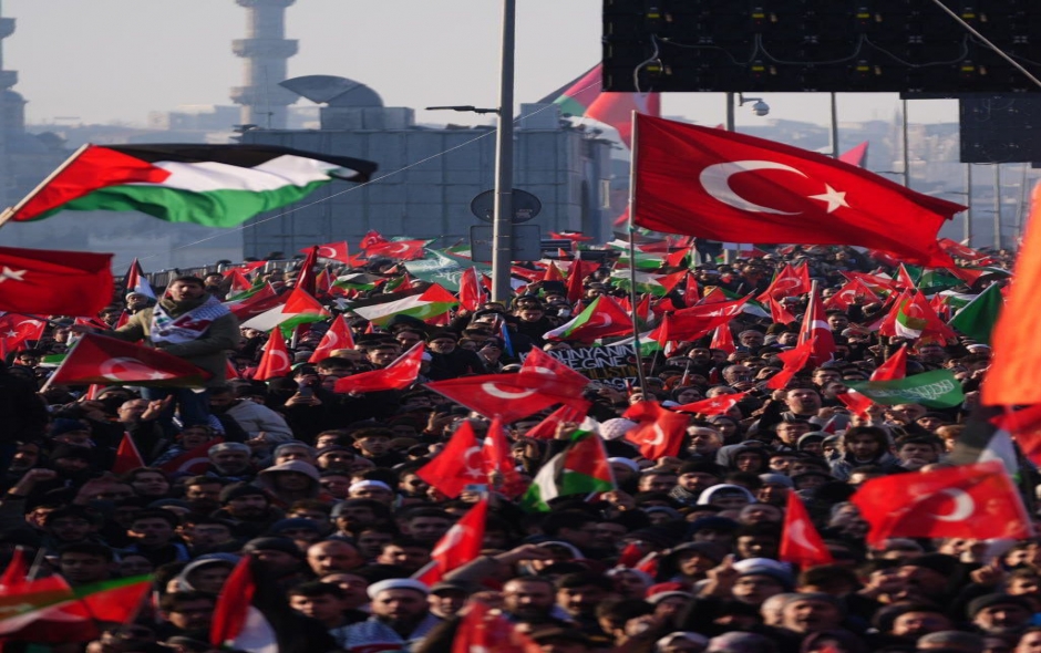 مئات الآلاف من الأتراك يخرجون في مظاهرة حاشدة فجر العام الجديد دعمًا لفلسطين ونصرة لغزة المحاصرة