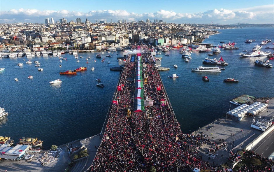 مئات الآلاف من الأتراك يخرجون في مظاهرة حاشدة فجر العام الجديد دعمًا لفلسطين ونصرة لغزة المحاصرة