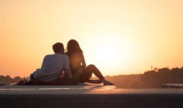  لبنان اليوم - علامات تخبركِ كيف تعرفين أن خطيبك يحبكِ من دون كلام