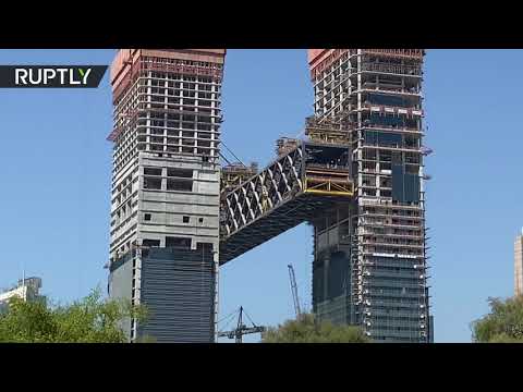 دبي تستكمل عملية رفع أطول مبنى أفقي معلق في العالم